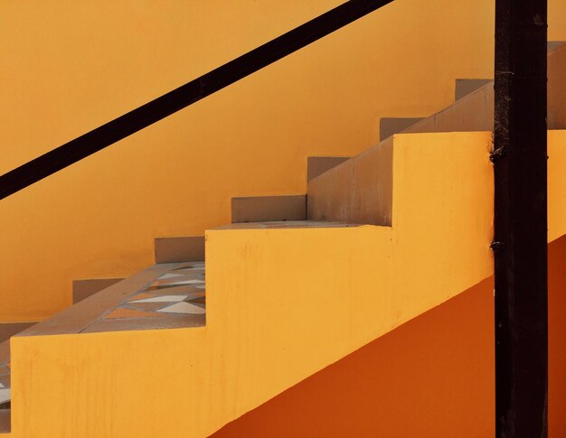 Primer plano de escalones amarillos contra el cielo durante la puesta de sol