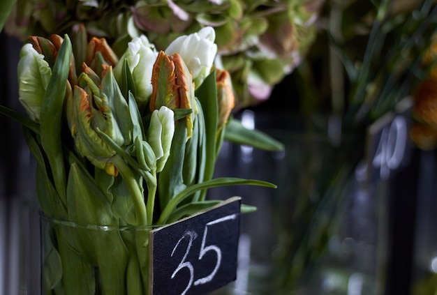 Primer plano de escaparate con flores exóticas