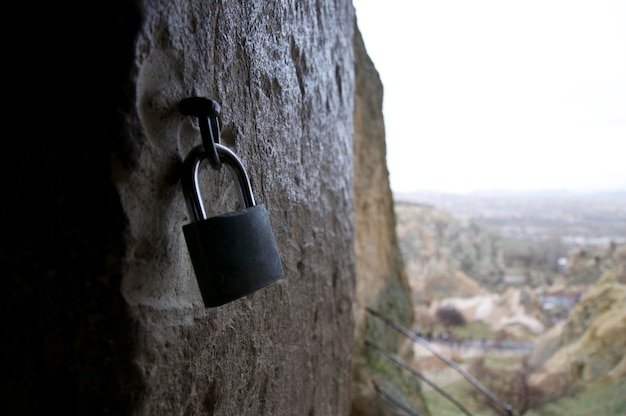 Foto primer plano de la esclusa montada en la roca en capadocia