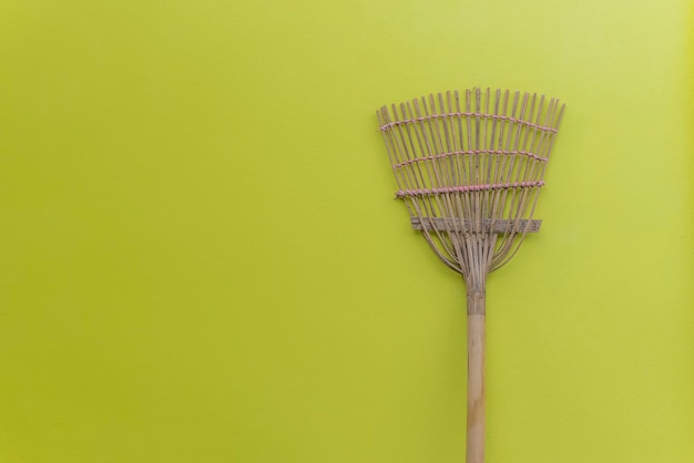 Foto primer plano de la escoba contra un fondo amarillo