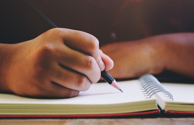 Primer plano de la escritura de un niño en un libro