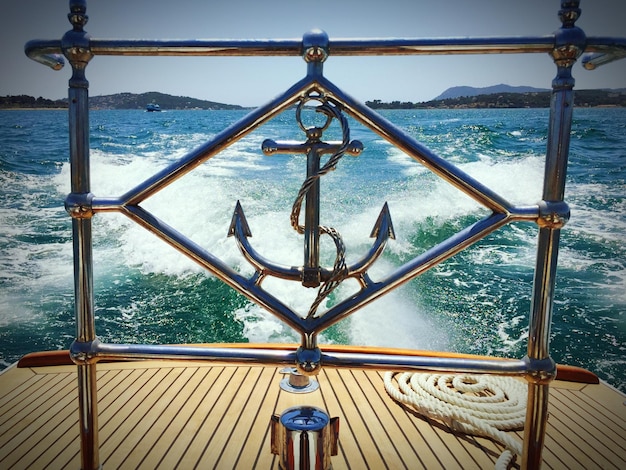 Foto primer plano de una escultura de ancla en un barco en el mar