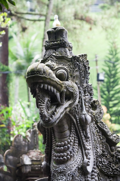 Foto primer plano de la escultura del dragón en el templo