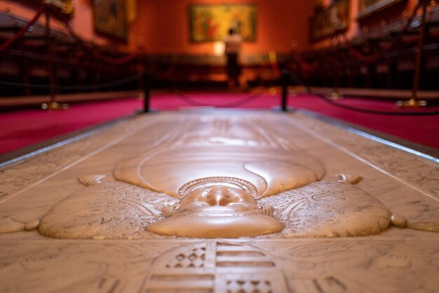 Foto primer plano de una escultura en el suelo del templo