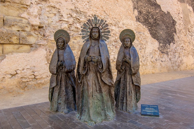 Primer plano de la escultura Las tres Marías en Elche Alicante