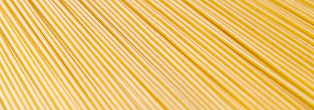Foto primer plano de espaguetis de grano entero sin cocer pasta italiana como ingrediente de alimentos orgánicos producto macro y receta de libro de cocina