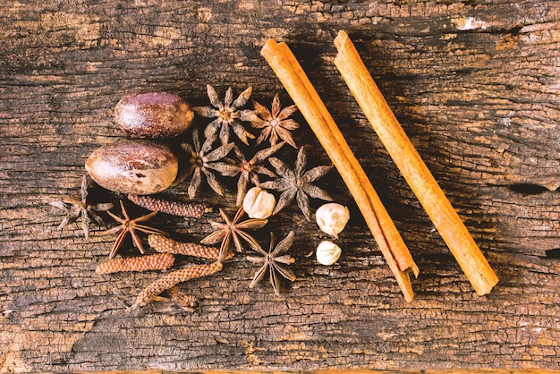 Primer plano Especias secas o hierbas sobre fondo de madera vieja