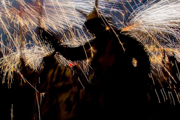 Primer plano del espectáculo de fuegos artificiales por la noche