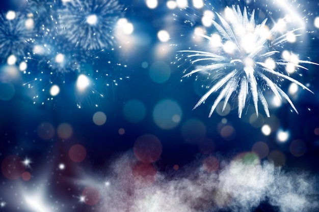 Primer plano del espectáculo de fuegos artificiales por la noche
