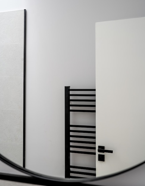 Primer plano de un espejo de baño en blanco y negro que refleja el interior