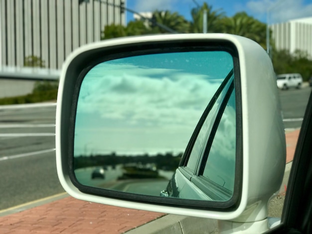 Foto primer plano del espejo lateral con reflejo