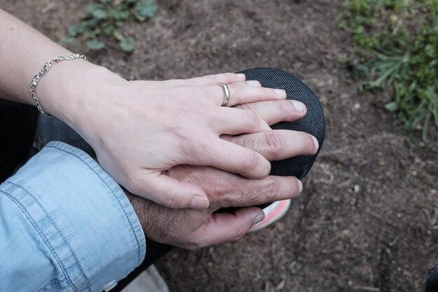 Foto primer plano de la esposa sosteniendo la mano del marido