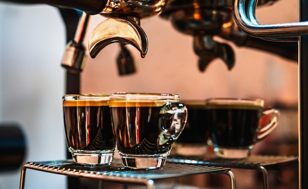 Foto un primer plano de un espresso disparado con crema de café y una máquina de café profesional