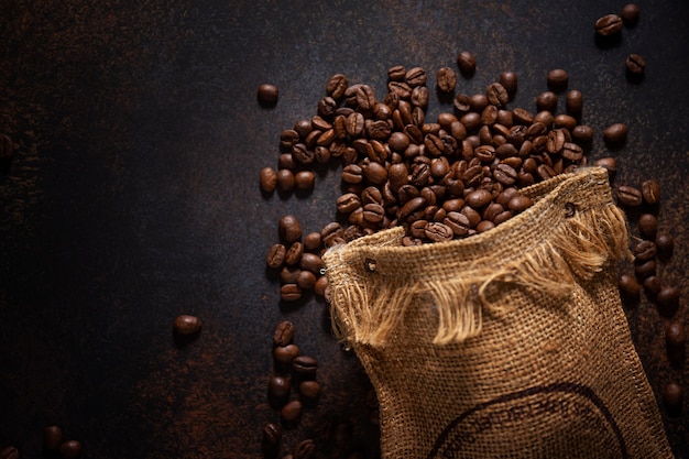 Primer plano de espresso de granos de café en bolsa de saco de yute.