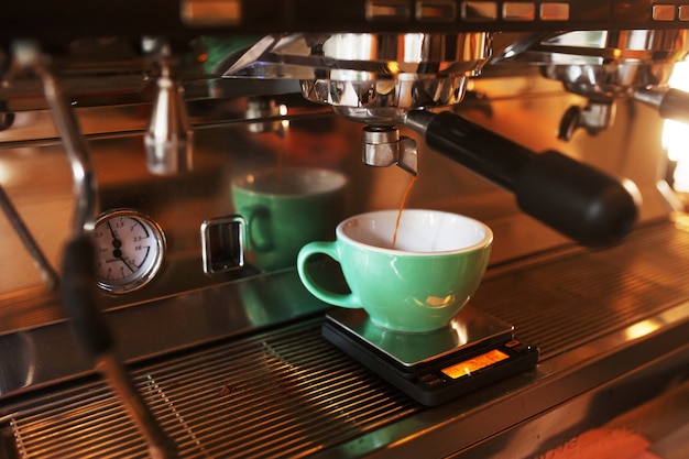 Foto primer plano de espresso de la máquina de café. elaboración de café profesional