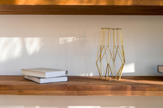 primer plano de un estante de madera con libros en el salón