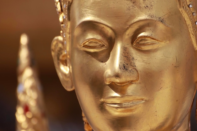 Foto primer plano de la estatua de buda contra el edificio