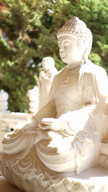 Foto primer plano de la estatua de buda en el templo