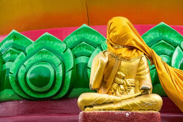 Foto primer plano de la estatua de buda