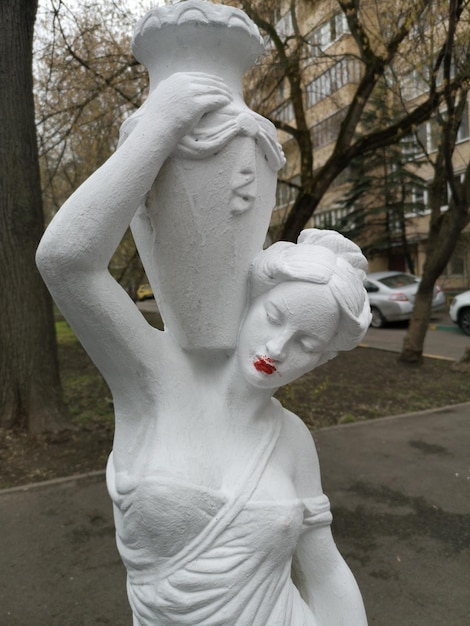 Foto primer plano de la estatua contra los árboles