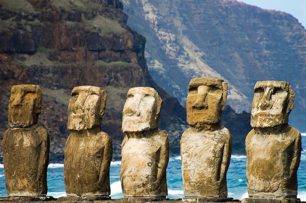 Primer plano de la estatua contra la montaña