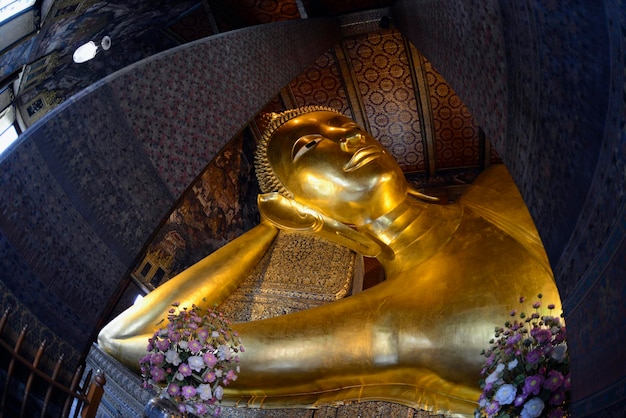 Primer plano de la estatua dorada de Buda en el templo