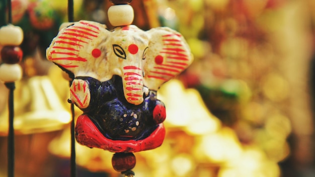 Primer plano de la estatua de Ganesha para la venta en el mercado