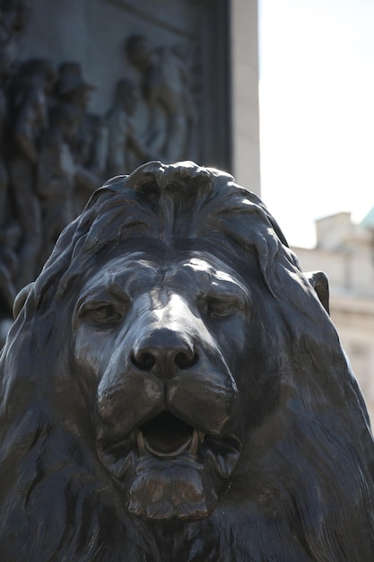 Primer plano de la estatua del león