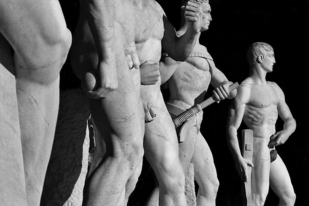 Foto primer plano de la estatua masculina en el estadio dei marmi de roma