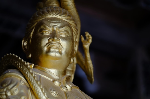 Primer plano de la estatua de oro
