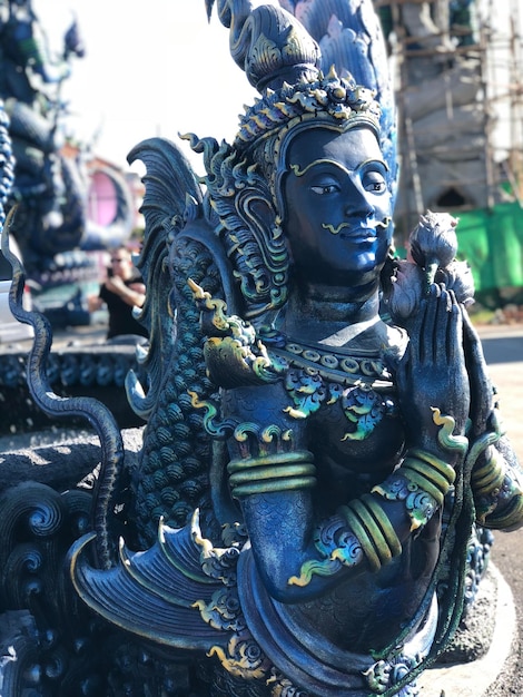 Foto primer plano de la estatua en el templo