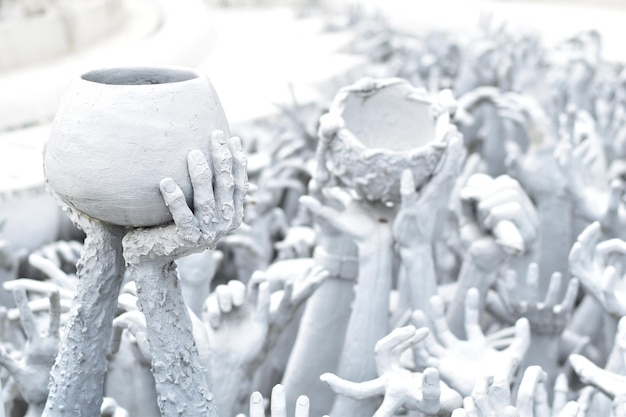 Foto primer plano de las estatuas en wat rong khun