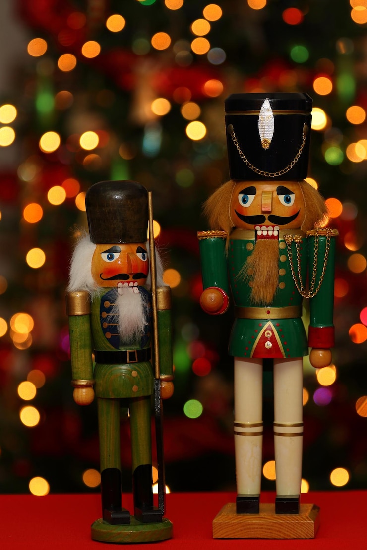 Foto primer plano de la estatuilla con luces navideñas iluminadas
