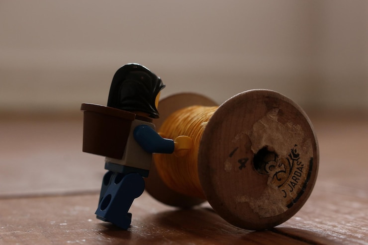 Foto primer plano de una estatuilla en una mesa de madera