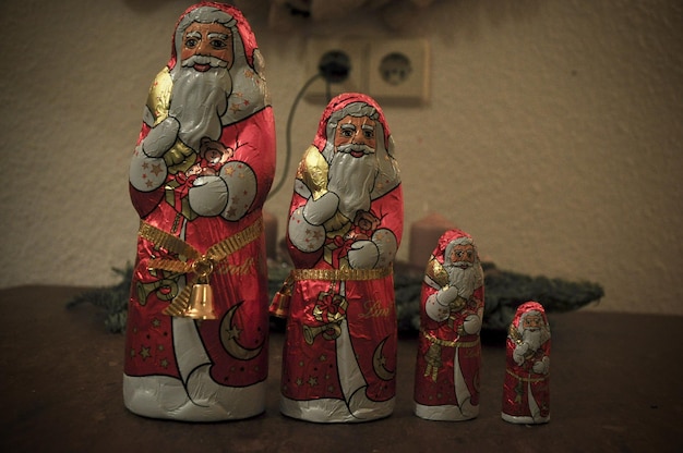 Primer plano de las estatuillas de Papá Noel en la mesa