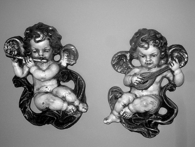 Primer plano de las estatuillas sobre fondo gris
