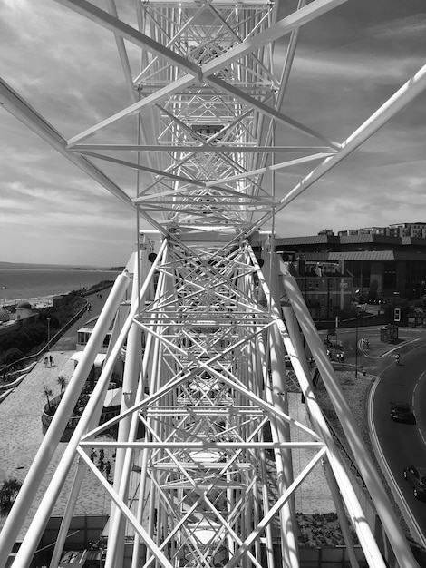 Foto primer plano de una estructura metálica contra el cielo