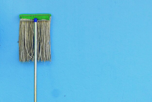 Foto primer plano de la estructura metálica contra la pared azul