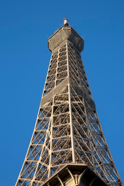 Primer plano de la estructura de la Torre Eiffel, París, Francia