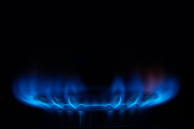 Primer plano de la estufa de gas sobre fondo oscuro