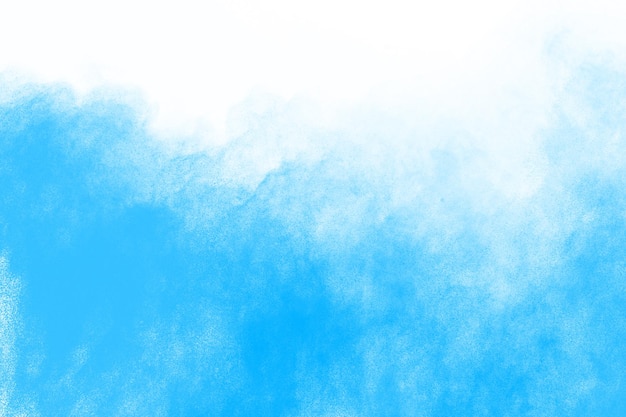 Primer plano de una explosión de partículas de polvo azul aislada en blanco