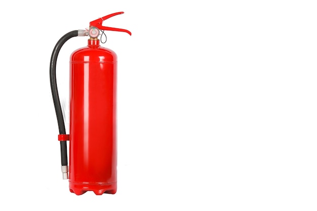 Primer plano de un extintor de fuego contra un fondo blanco