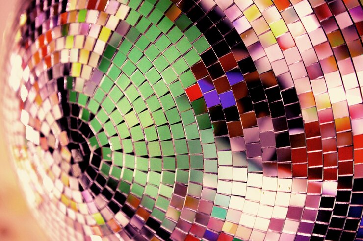 Foto un primer plano extremo de una pelota de discoteca recortada