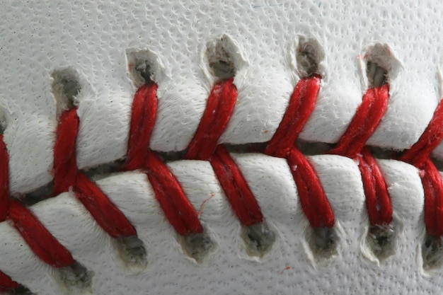 Un primer plano extremo de las puntadas de béisbol