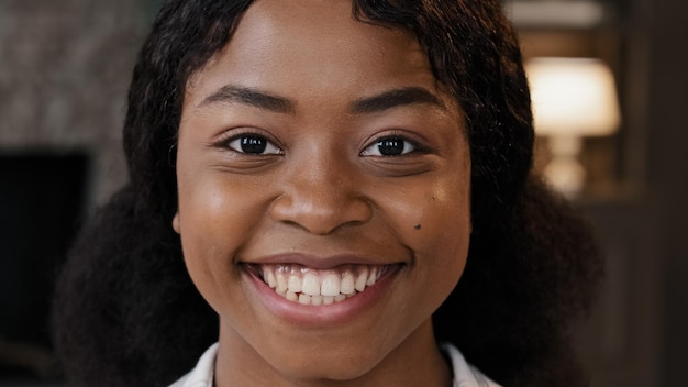 Un primer plano extremo del rostro femenino con una piel perfecta, una mujer africana milenaria saludable mirando a la cámara