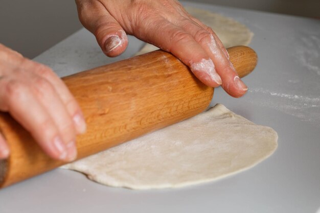 Primer plano de la fabricación de pan plano a mano