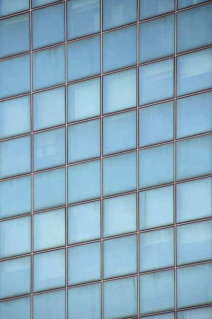 Foto primer plano de una fachada vidriada azul claro con paneles de vidrio cuadrados ideal para representar empresas