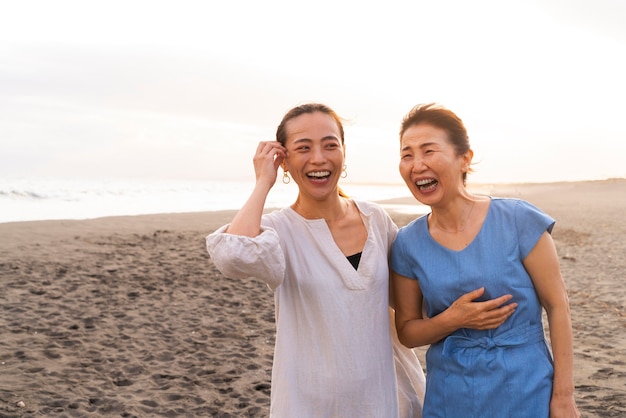 Primer plano de la familia japonesa divirtiéndose