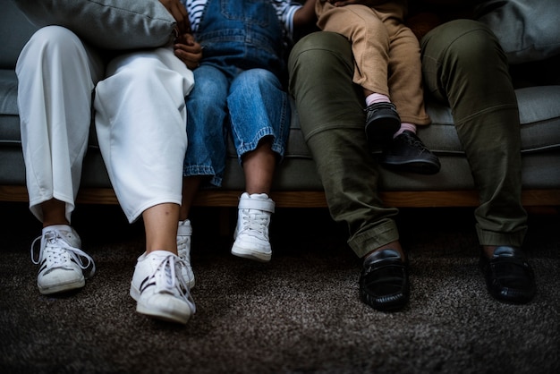 Primer plano de la familia sentada en el sofá