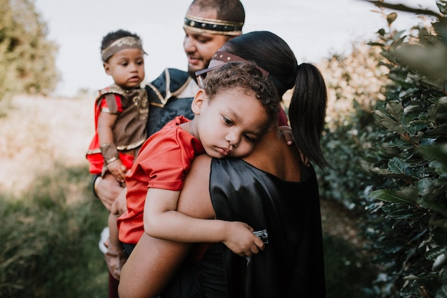 Foto primer plano de la familia con trajes de la época